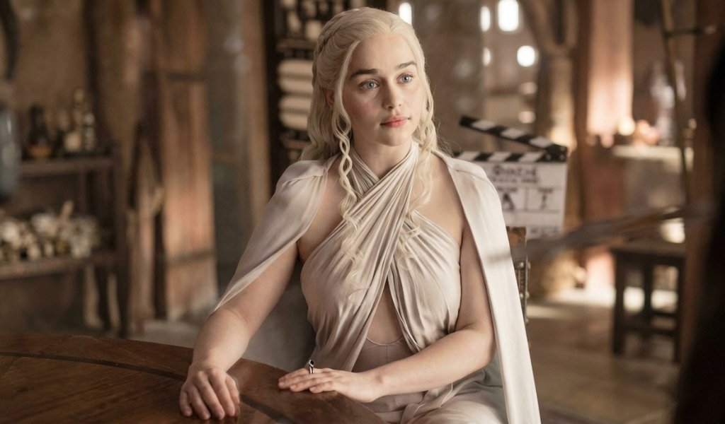Daenerys Targaryen facing the Sons of the Harpy in Game of Thrones, mirroring Rhaenyra's crisis.