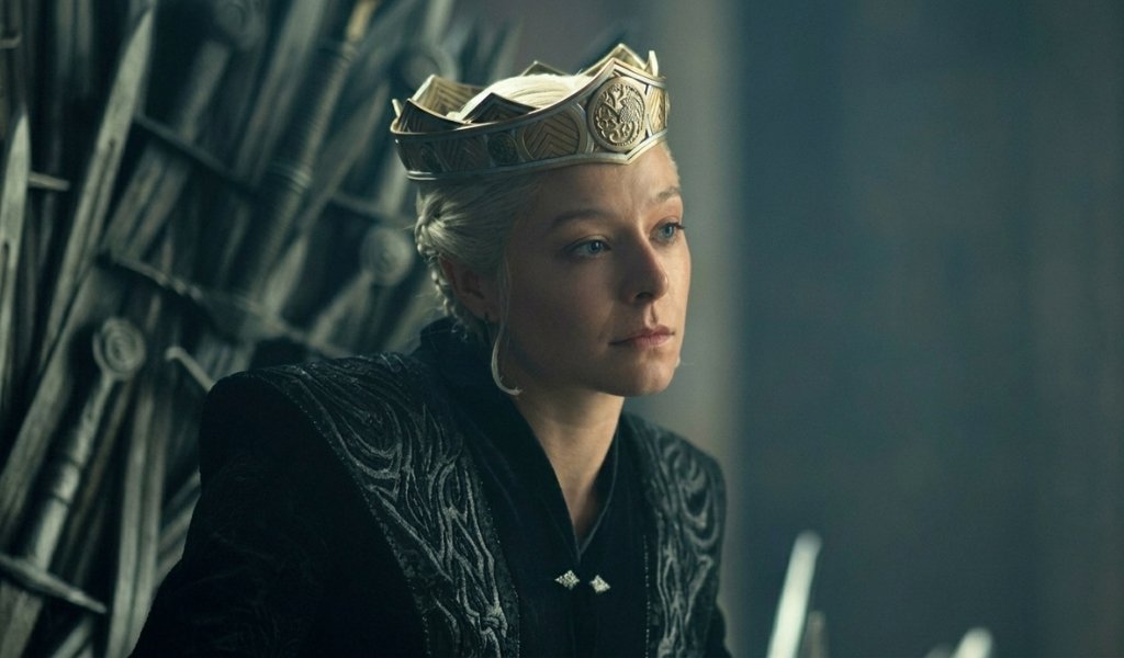 Piece of Cloth Handed to Rhaenyra HOTD S3 Ep 6 Explained showing Queen Rhaenyra Targaryen reading the blood message